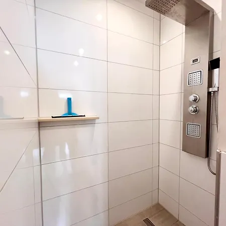 London Suite Fuer 4 Mit Kueche Und Wifi Essen Exterior photo